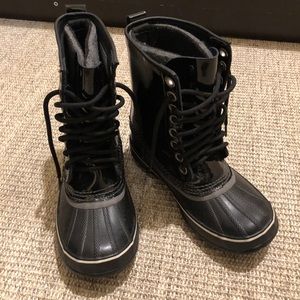 Sorel patent snow boots in black